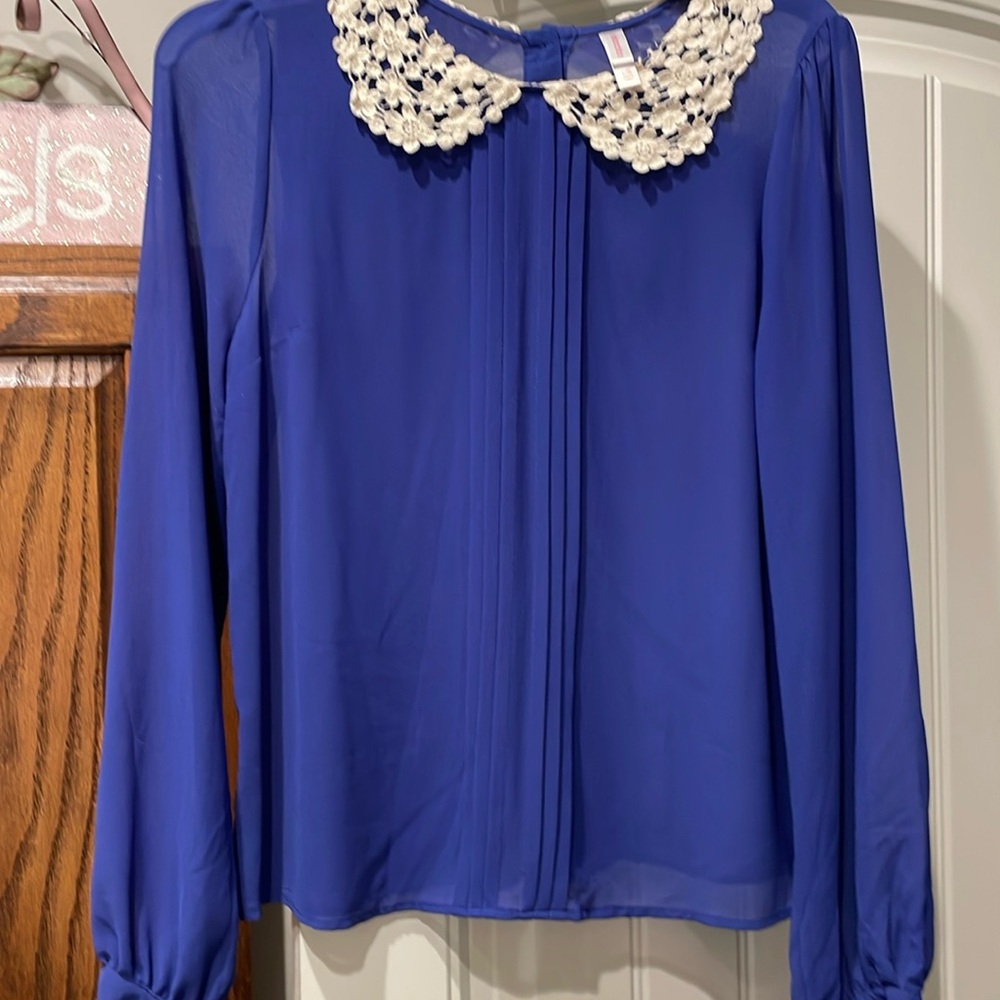 Crochet white flower collar; buttons in back.